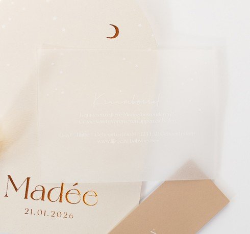 Clean kalkpapier kraamborrel kaartje met witte inkt