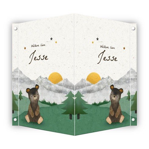 Geboortebord beertje in het bos met bergen
