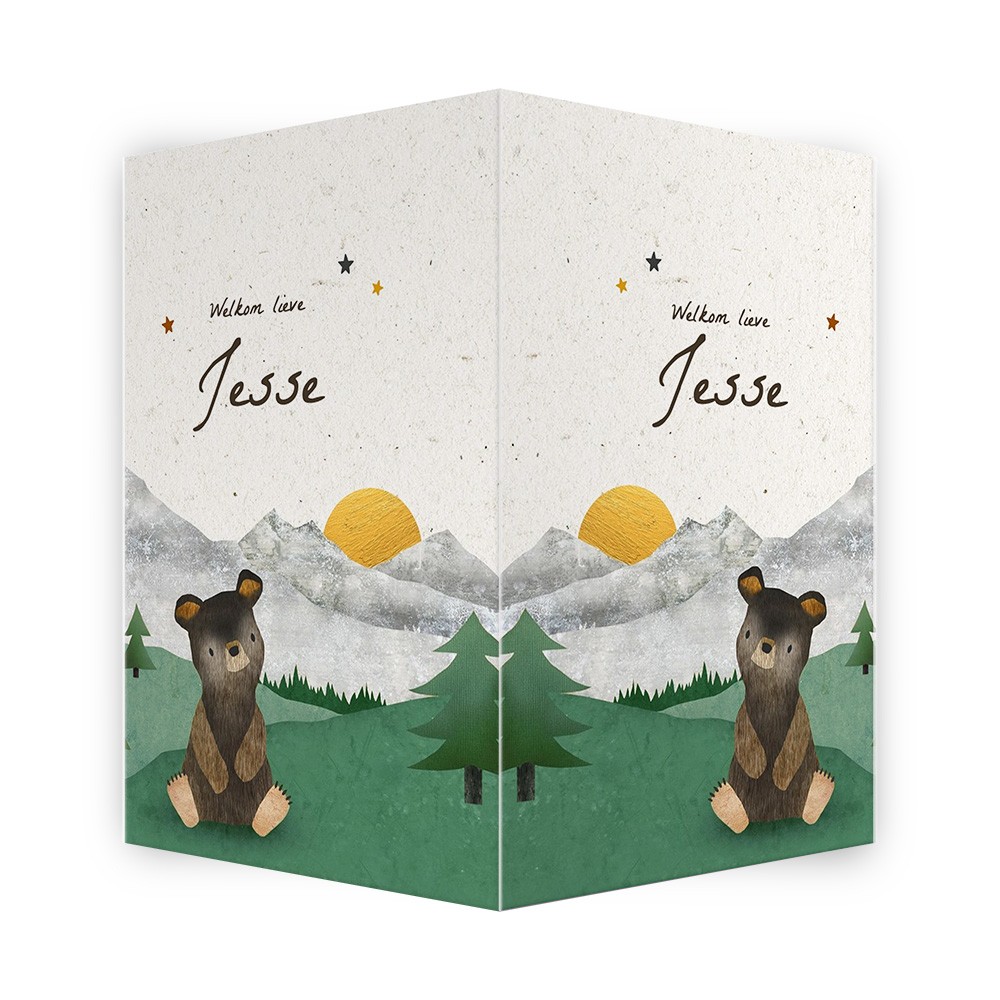 Geboortebord beertje in het bos met bergen