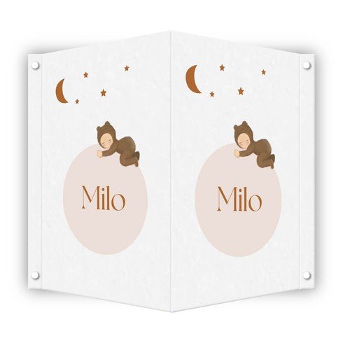 Schattig geboortebord met slapend kindje in een beren pakje