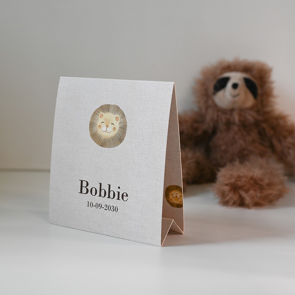 Geboortekaartje jongen met lieve leeuw en linnenlook in aparte vorm - Bobbie