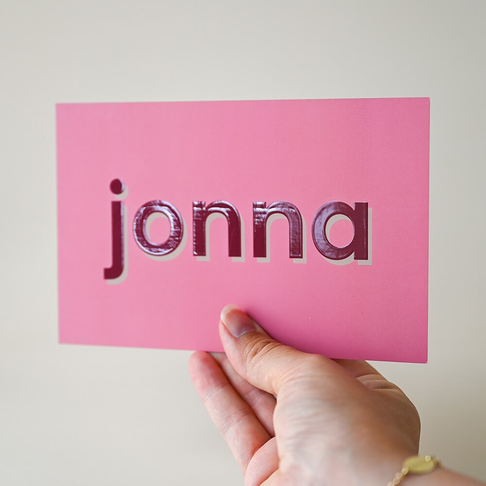 Hip geboortekaartje voor een meisje met typografische letters in vrolijke kleuren - Jonna