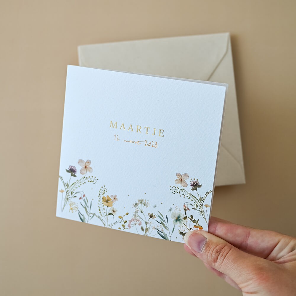 Geboortekaartje meisje met vrolijke bloemen en goudfolie - Maartje
