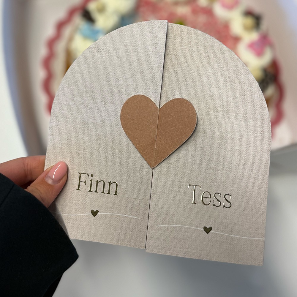 Geboortekaartje tweeling met linnen look en boog hartjes vorm - Fenne en Tigo