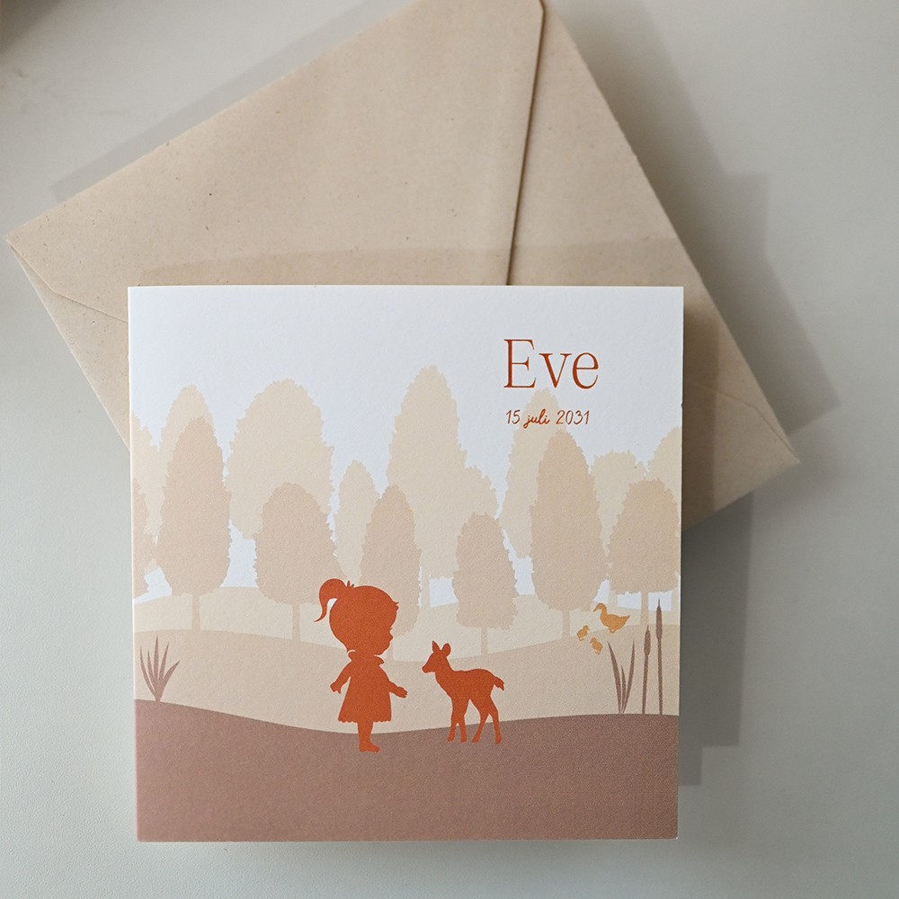 Geboortekaartje meisje in het bos spelend met hertje in trendy kleuren - Eve