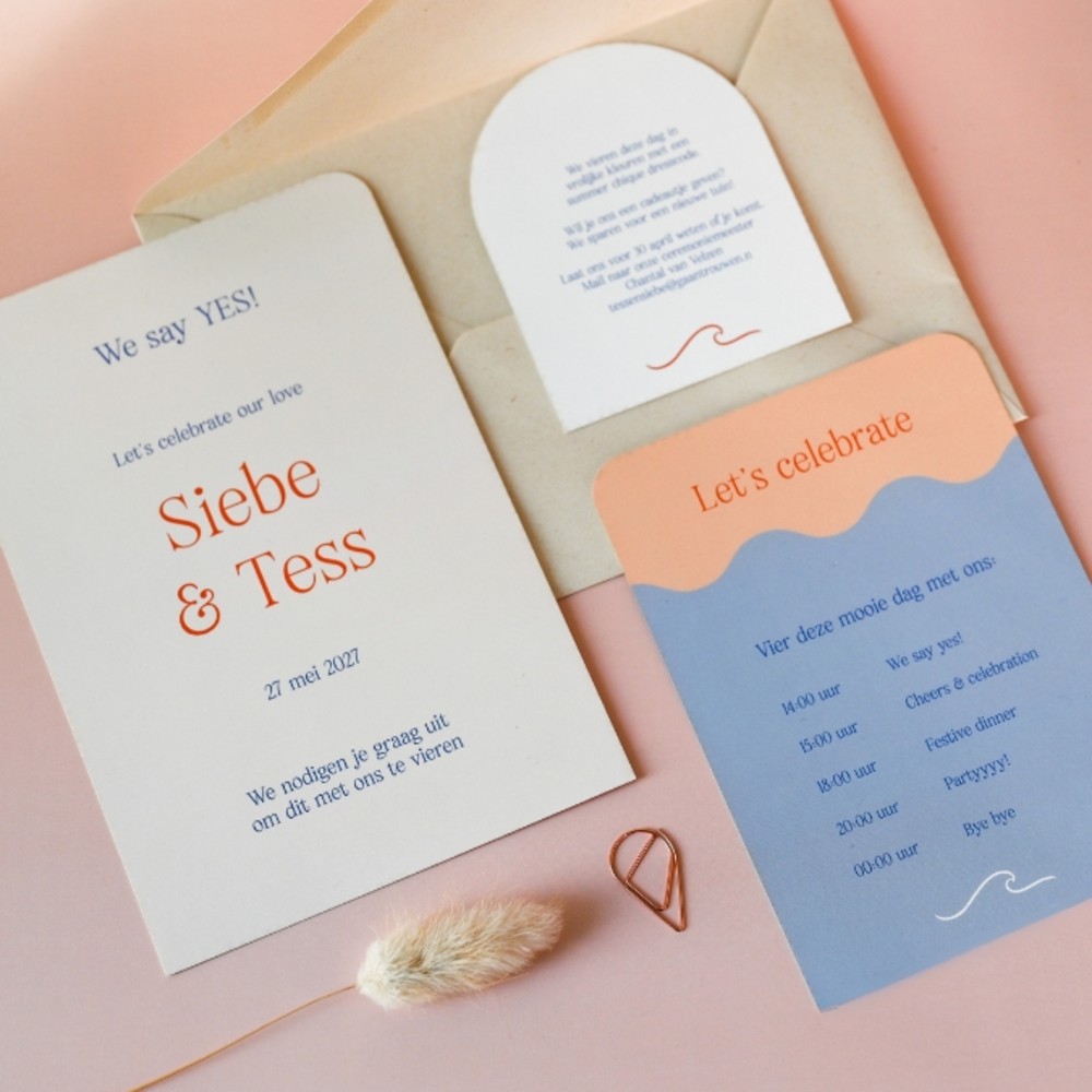 Trouwkaart met strand thema in originele stapel vorm met speelse illustraties