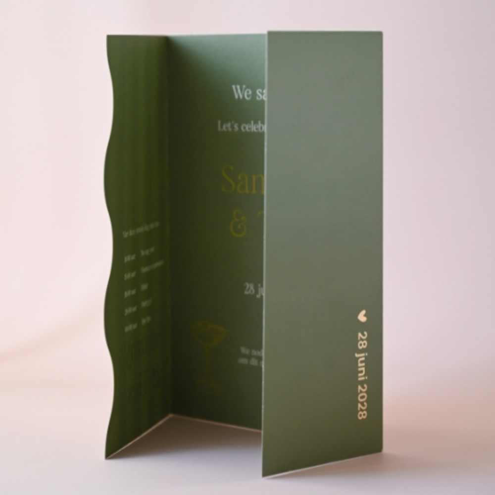 Luxe trouwkaart in een bijzondere vorm met strepen, goudfolie en modern groen