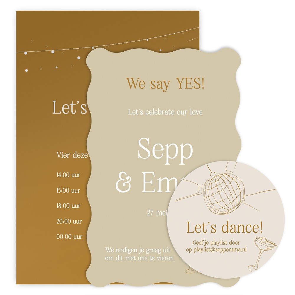 Chique trouwuitnodiging in originele stapel vorm met beige tinten