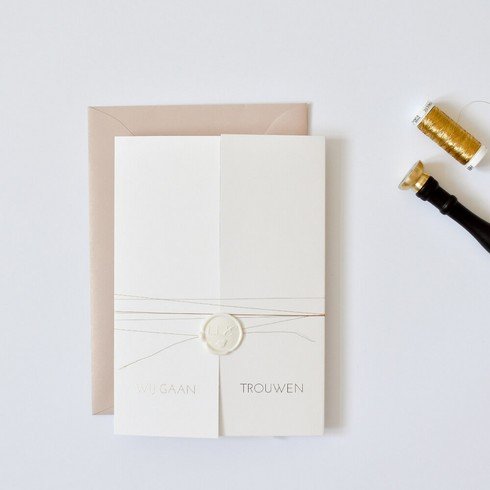 Klassieke chique trouwkaart met theatervouw en goudfolie