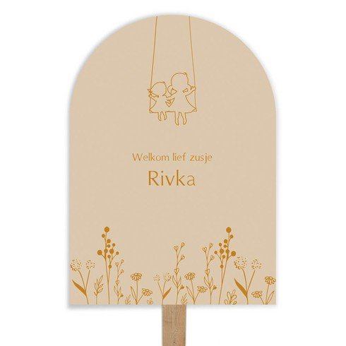 Tuinbord in boogvorm met zusjes op de schommel